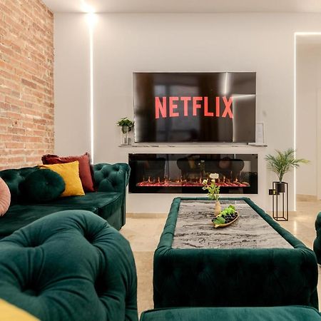 Luxury Living: Smart 2Br Apartment At Unirii Square Boekarest Buitenkant foto