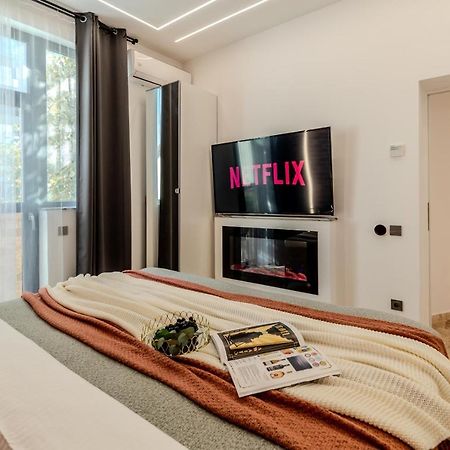 Luxury Living: Smart 2Br Apartment At Unirii Square Boekarest Buitenkant foto