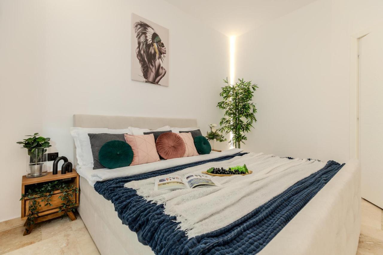 Luxury Living: Smart 2Br Apartment At Unirii Square Boekarest Buitenkant foto