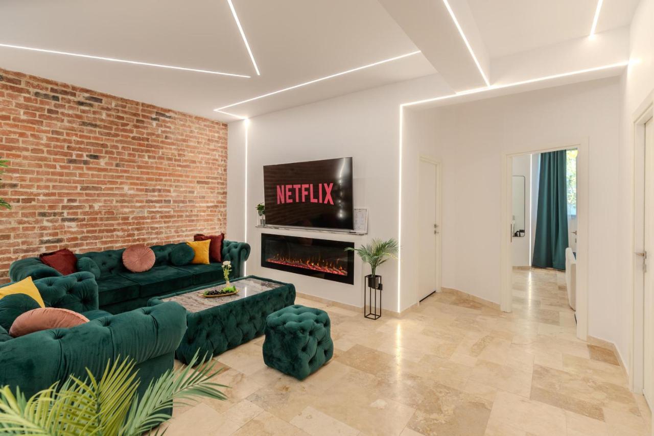 Luxury Living: Smart 2Br Apartment At Unirii Square Boekarest Buitenkant foto