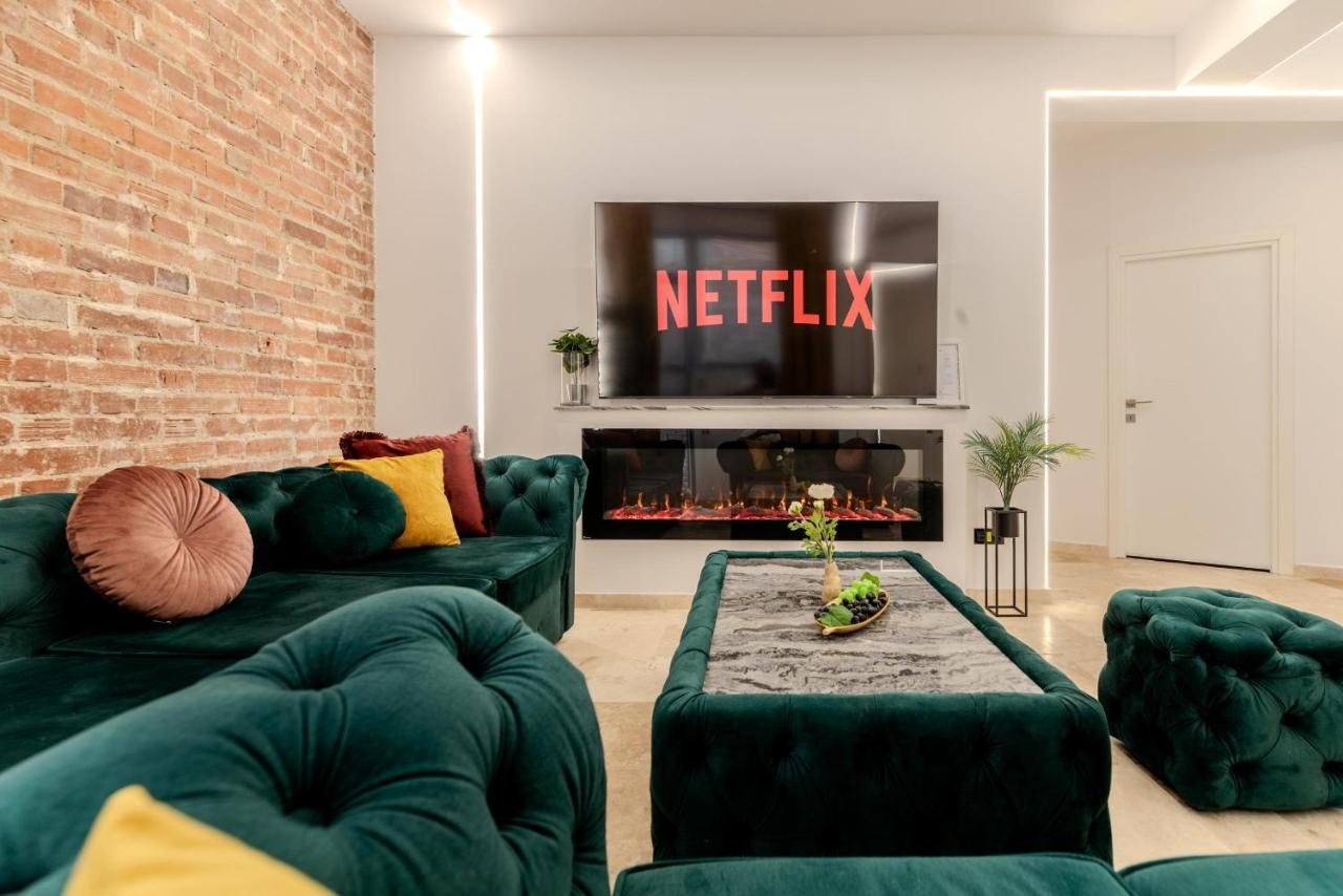 Luxury Living: Smart 2Br Apartment At Unirii Square Boekarest Buitenkant foto