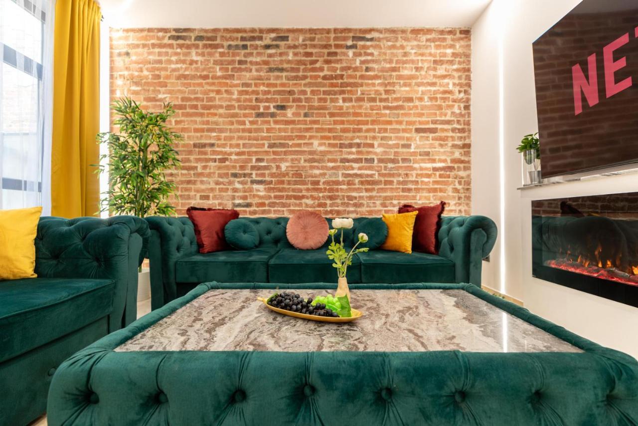 Luxury Living: Smart 2Br Apartment At Unirii Square Boekarest Buitenkant foto