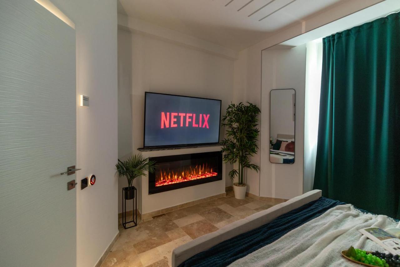 Luxury Living: Smart 2Br Apartment At Unirii Square Boekarest Buitenkant foto