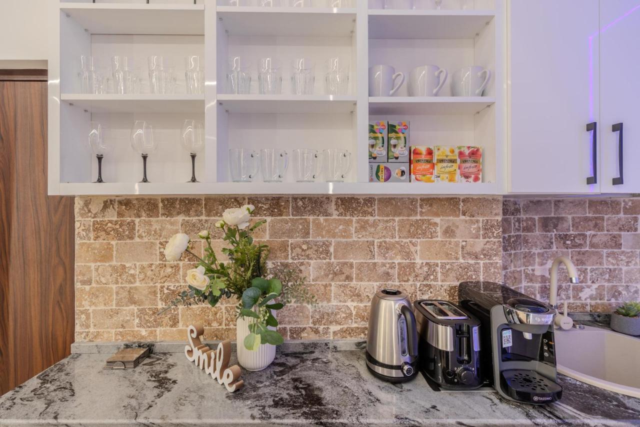 Luxury Living: Smart 2Br Apartment At Unirii Square Boekarest Buitenkant foto