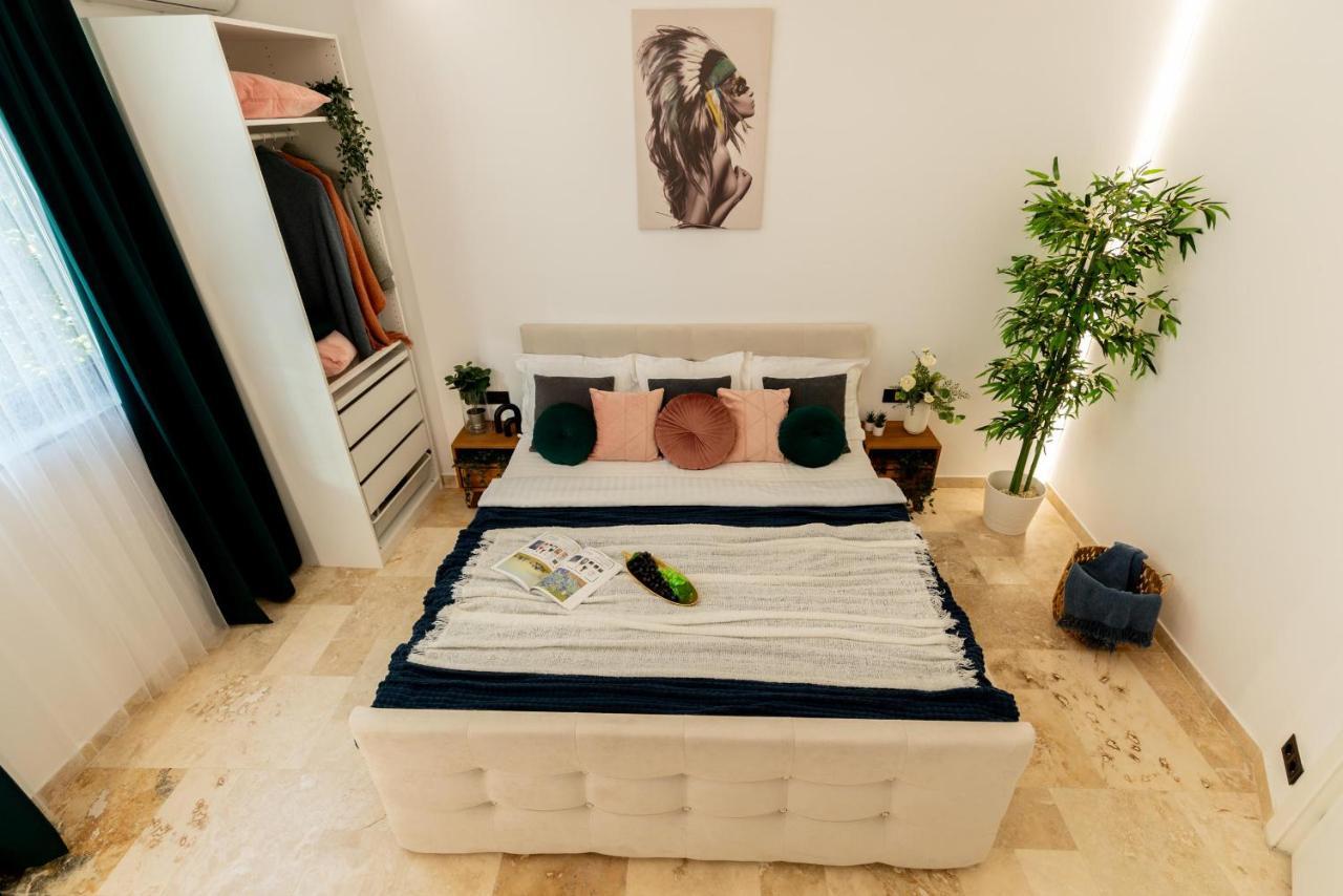 Luxury Living: Smart 2Br Apartment At Unirii Square Boekarest Buitenkant foto
