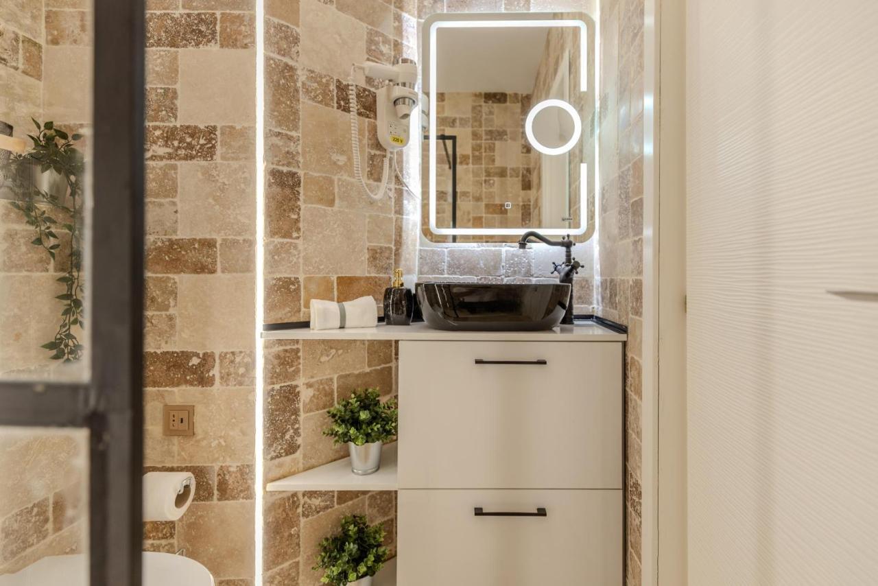 Luxury Living: Smart 2Br Apartment At Unirii Square Boekarest Buitenkant foto