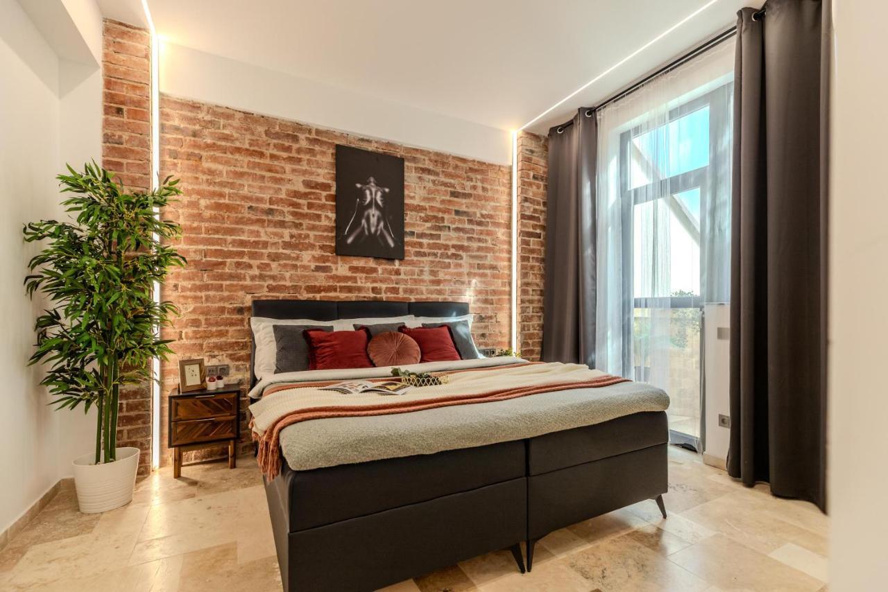 Luxury Living: Smart 2Br Apartment At Unirii Square Boekarest Buitenkant foto