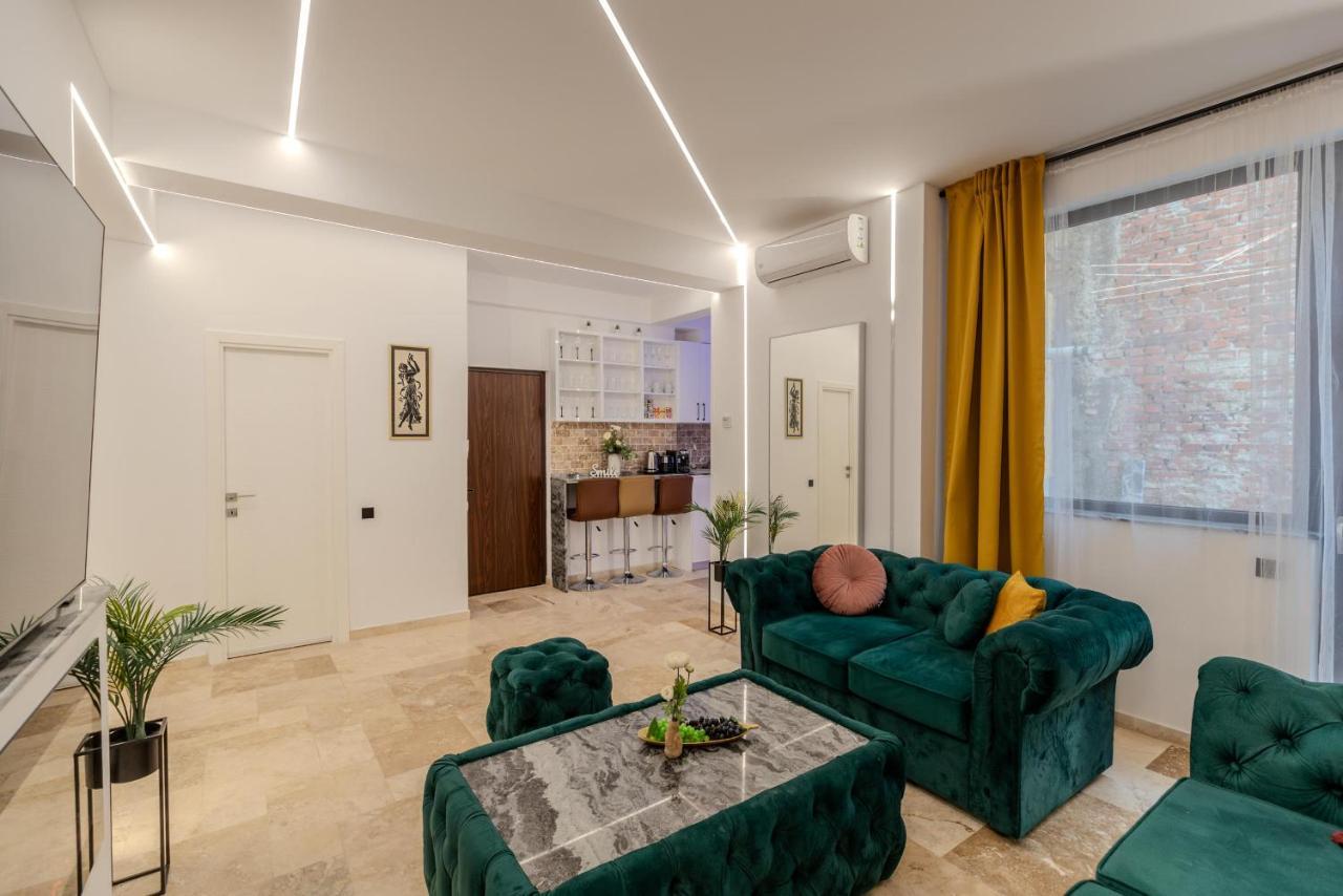 Luxury Living: Smart 2Br Apartment At Unirii Square Boekarest Buitenkant foto