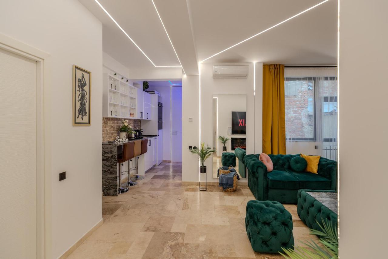 Luxury Living: Smart 2Br Apartment At Unirii Square Boekarest Buitenkant foto