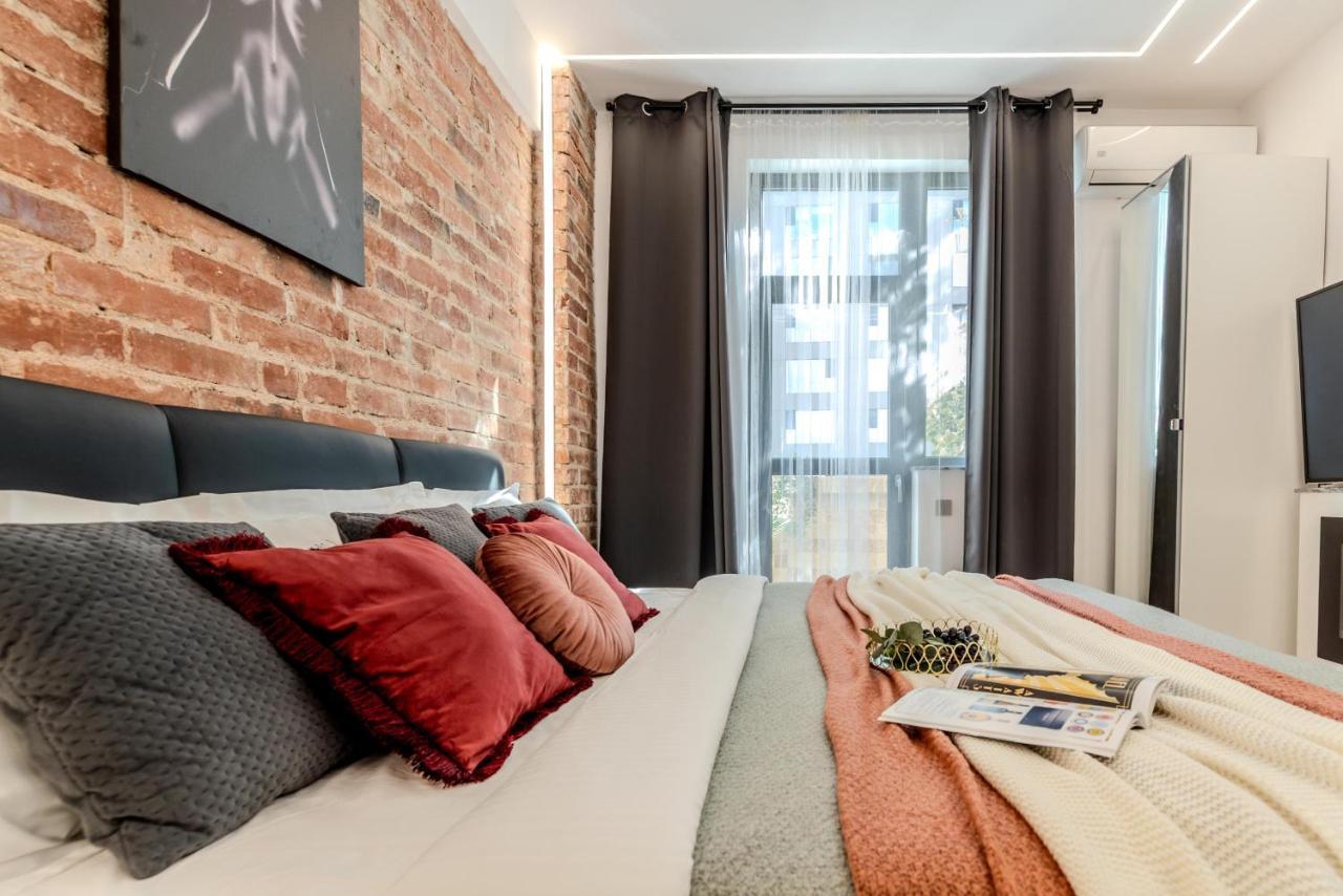 Luxury Living: Smart 2Br Apartment At Unirii Square Boekarest Buitenkant foto