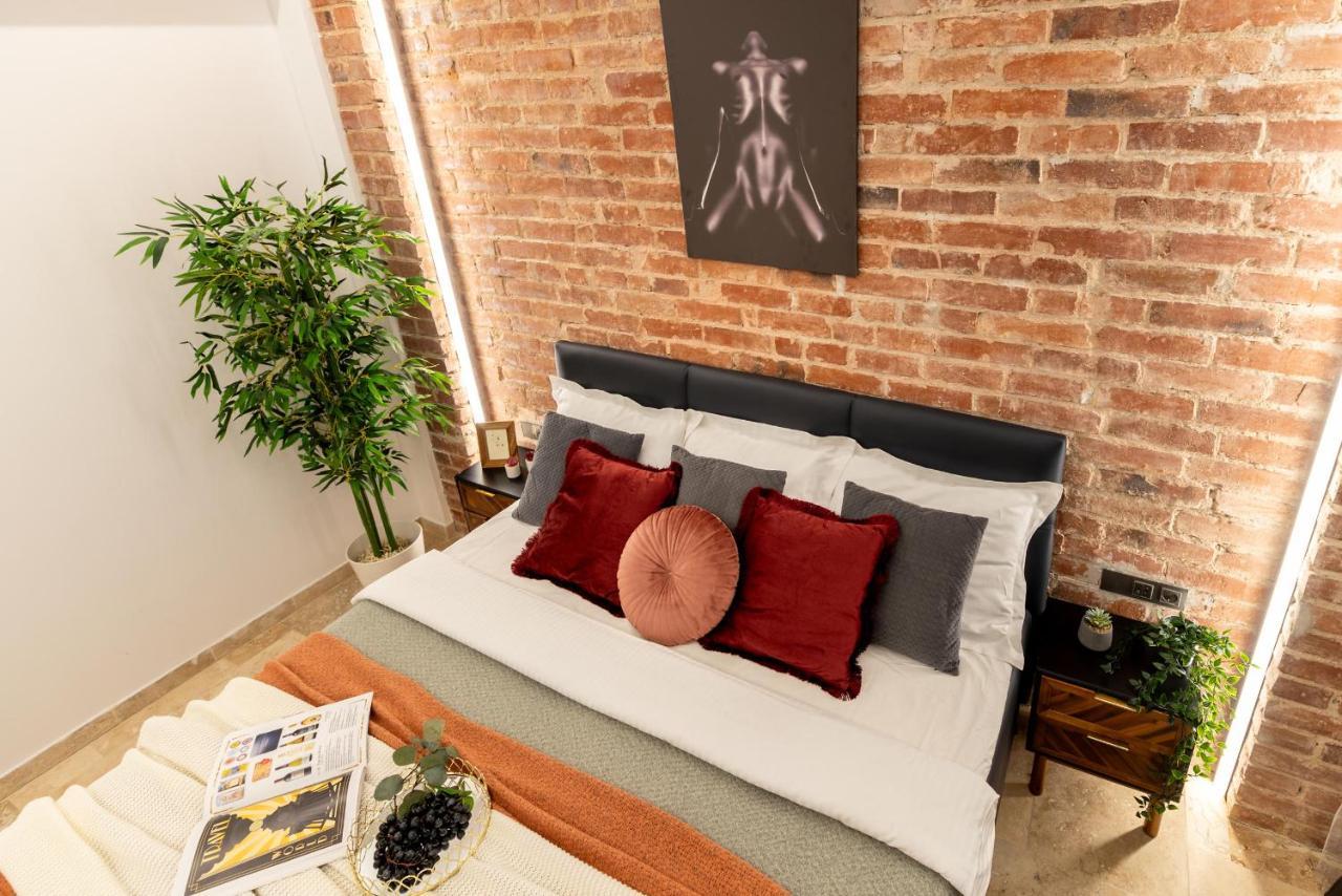 Luxury Living: Smart 2Br Apartment At Unirii Square Boekarest Buitenkant foto