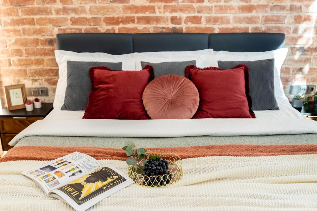 Luxury Living: Smart 2Br Apartment At Unirii Square Boekarest Buitenkant foto