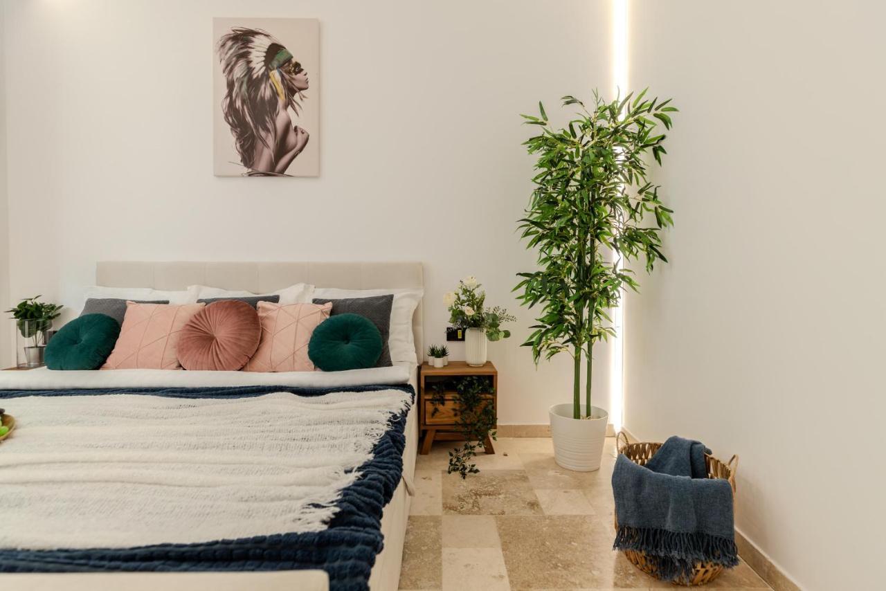 Luxury Living: Smart 2Br Apartment At Unirii Square Boekarest Buitenkant foto
