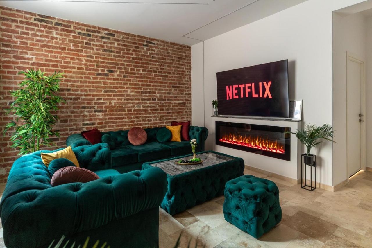 Luxury Living: Smart 2Br Apartment At Unirii Square Boekarest Buitenkant foto