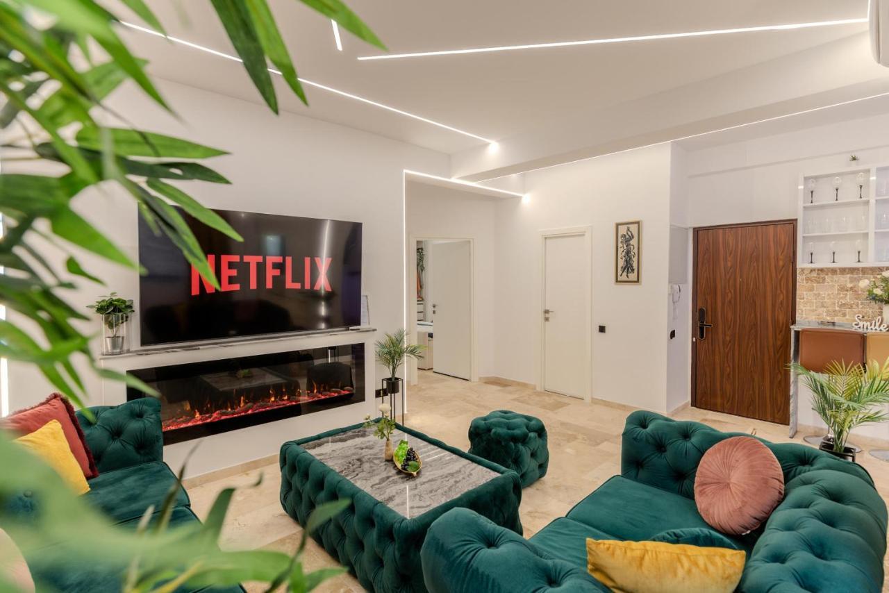 Luxury Living: Smart 2Br Apartment At Unirii Square Boekarest Buitenkant foto