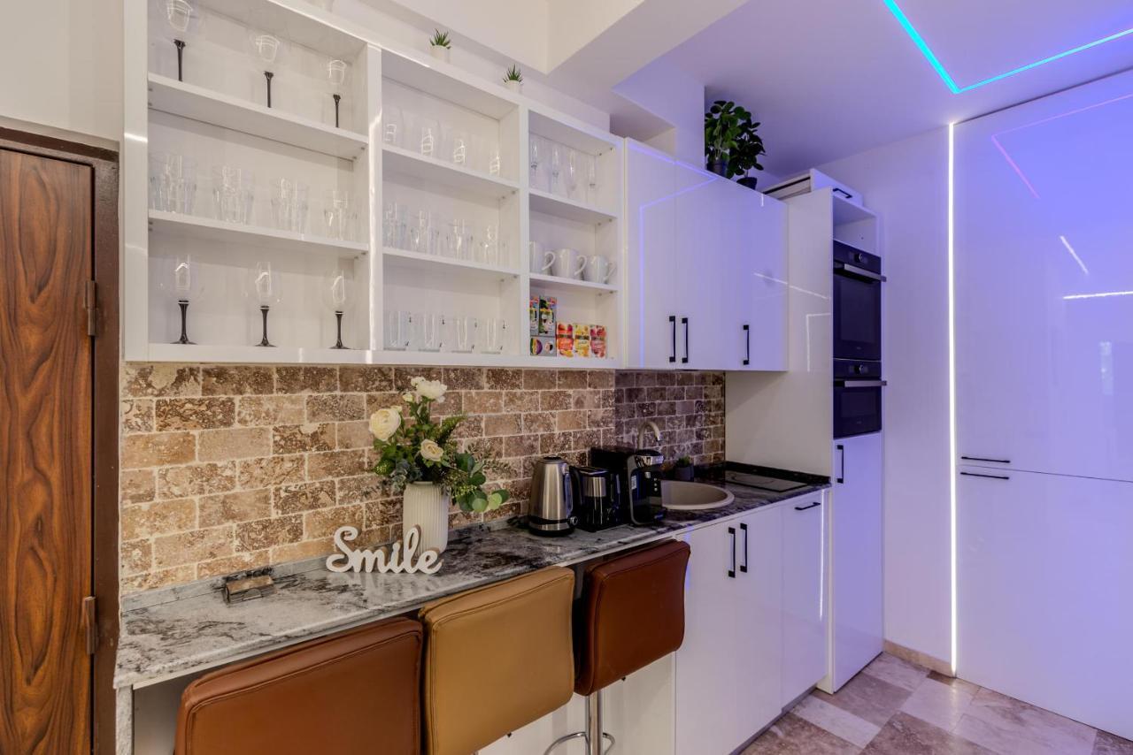 Luxury Living: Smart 2Br Apartment At Unirii Square Boekarest Buitenkant foto
