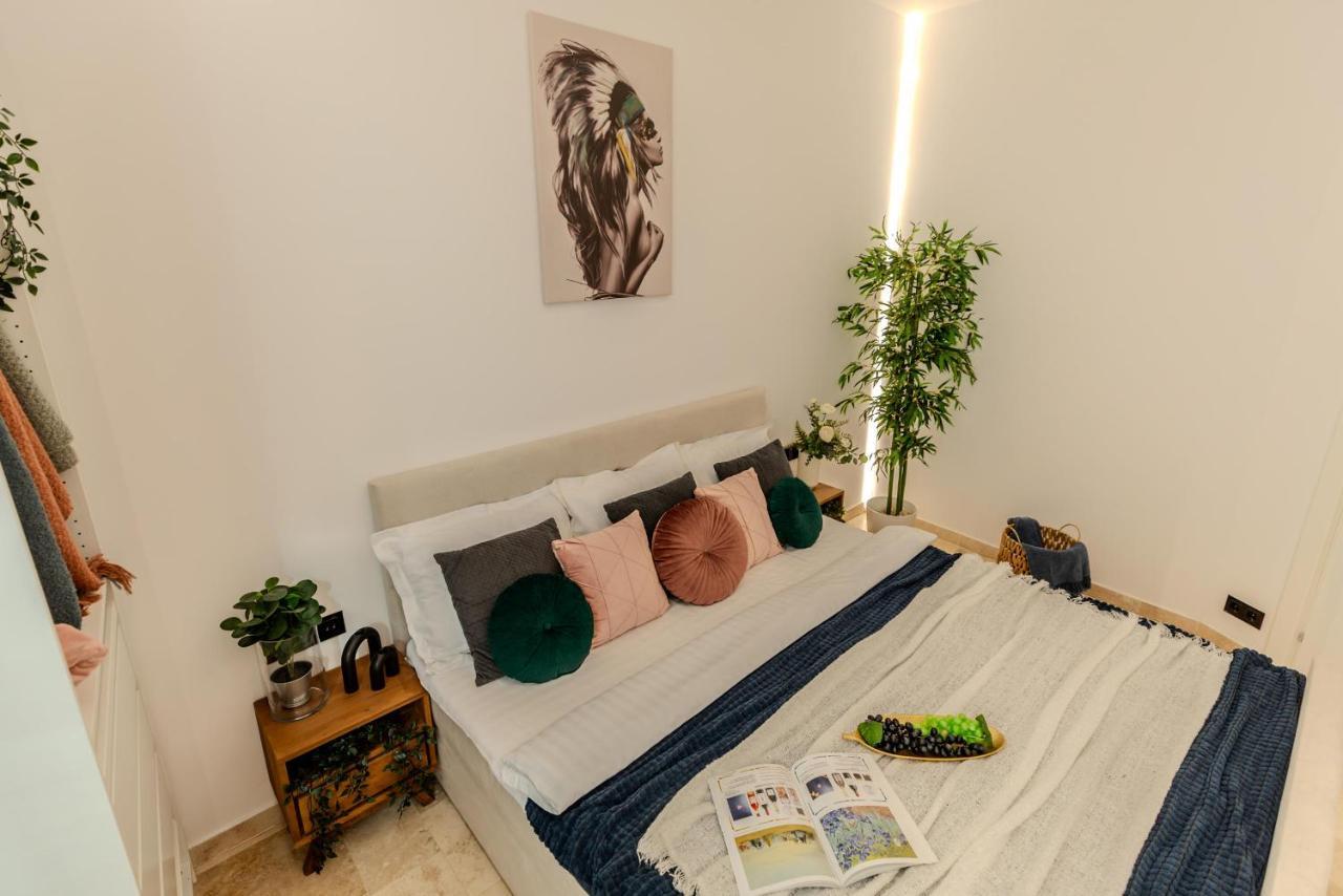 Luxury Living: Smart 2Br Apartment At Unirii Square Boekarest Buitenkant foto