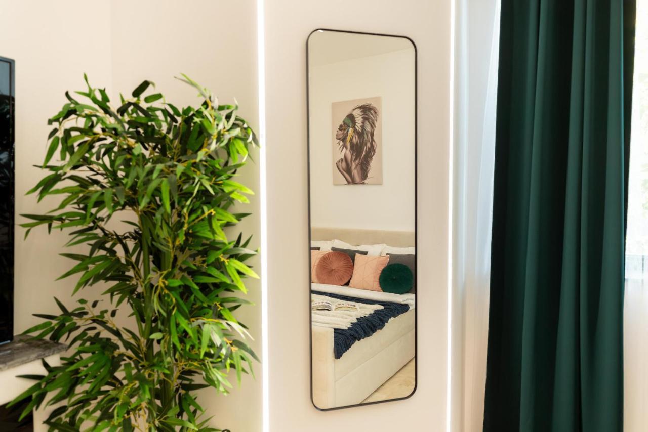 Luxury Living: Smart 2Br Apartment At Unirii Square Boekarest Buitenkant foto