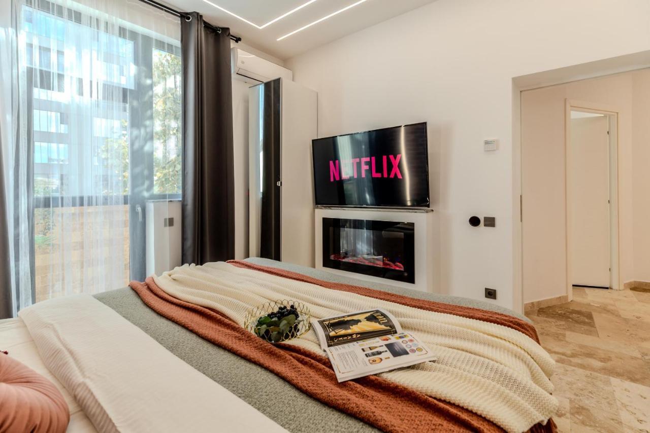 Luxury Living: Smart 2Br Apartment At Unirii Square Boekarest Buitenkant foto