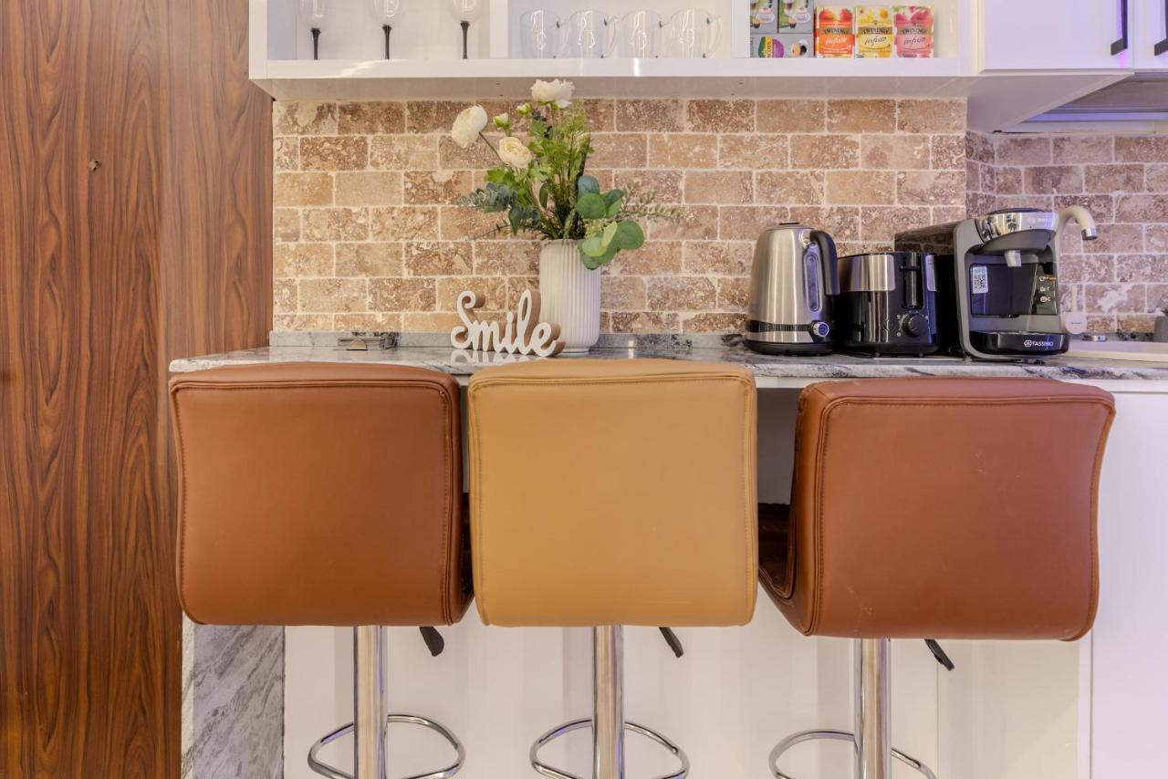 Luxury Living: Smart 2Br Apartment At Unirii Square Boekarest Buitenkant foto