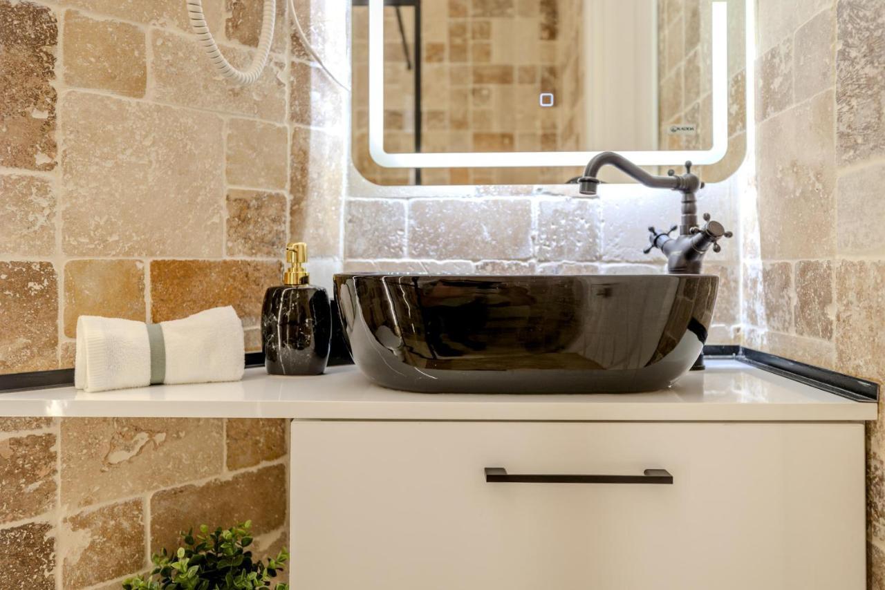 Luxury Living: Smart 2Br Apartment At Unirii Square Boekarest Buitenkant foto