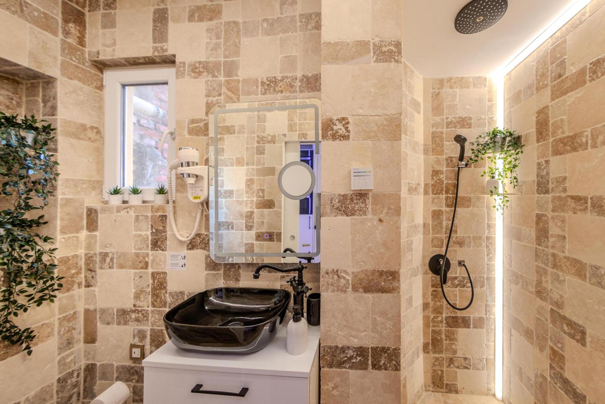 Luxury Living: Smart 2Br Apartment At Unirii Square Boekarest Buitenkant foto