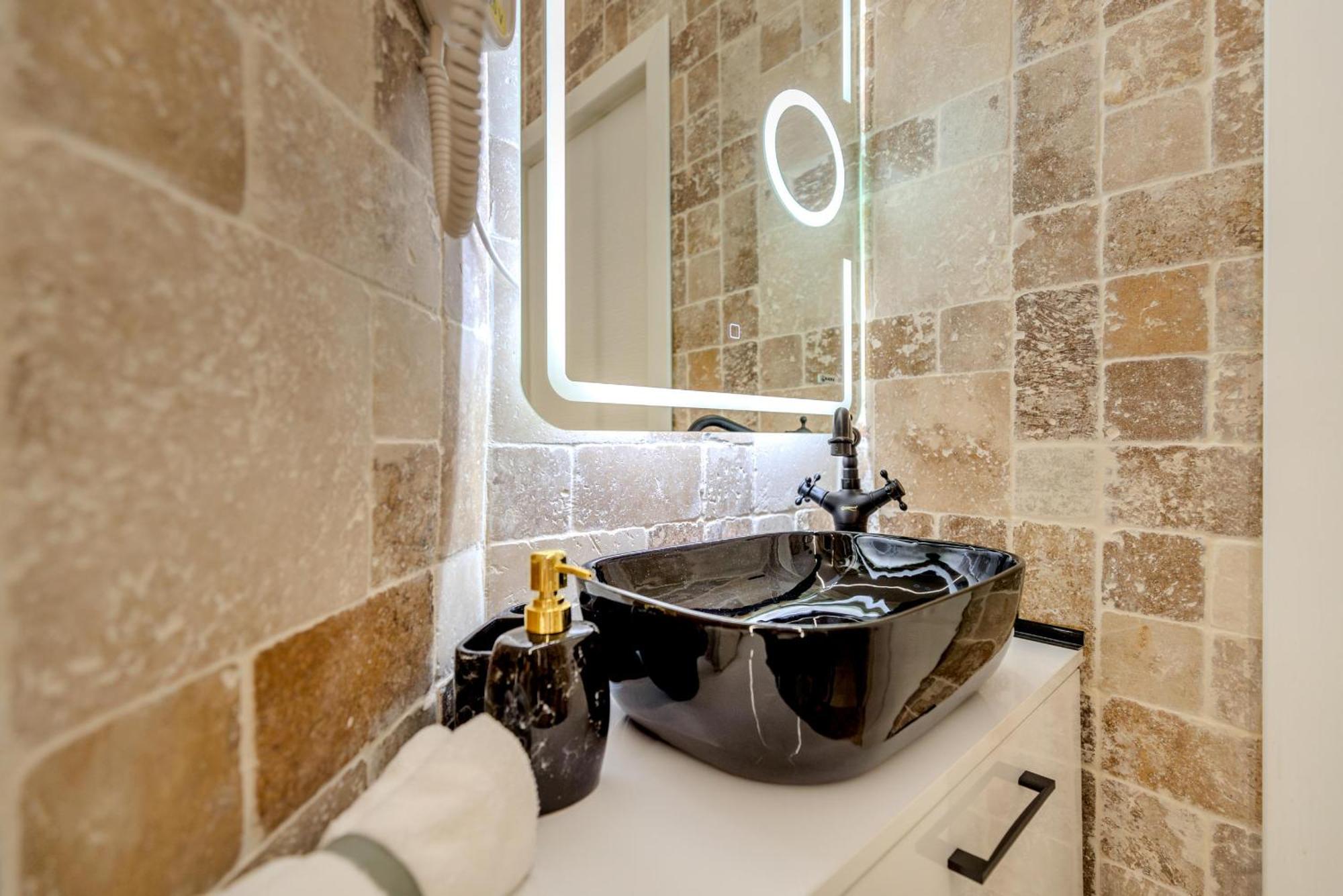 Luxury Living: Smart 2Br Apartment At Unirii Square Boekarest Buitenkant foto