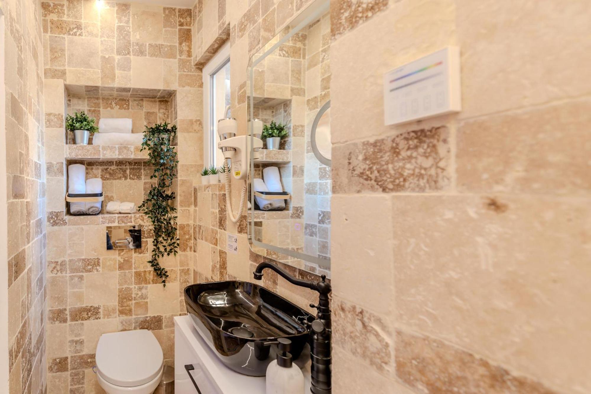 Luxury Living: Smart 2Br Apartment At Unirii Square Boekarest Buitenkant foto